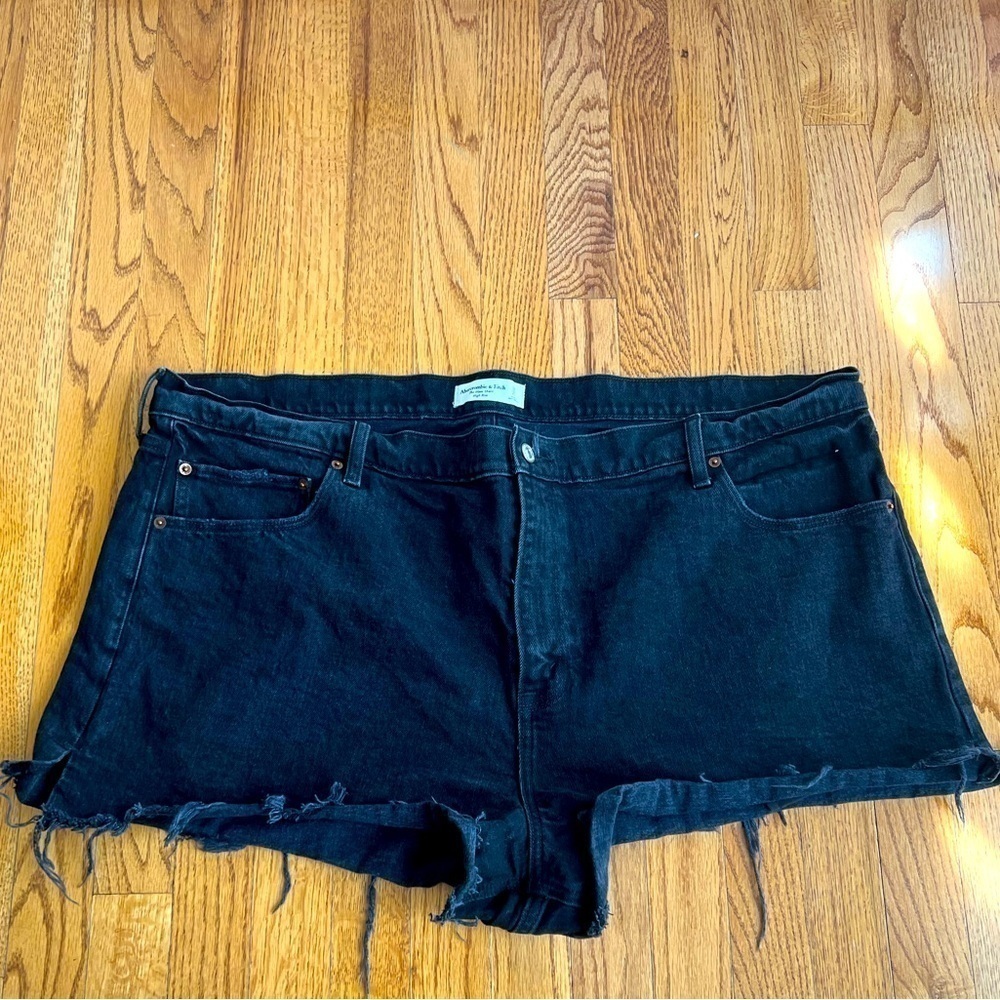 ABERCROMBIE & FITCH The Mom Short High Rise 36/22 Black Denim Frayed Hem